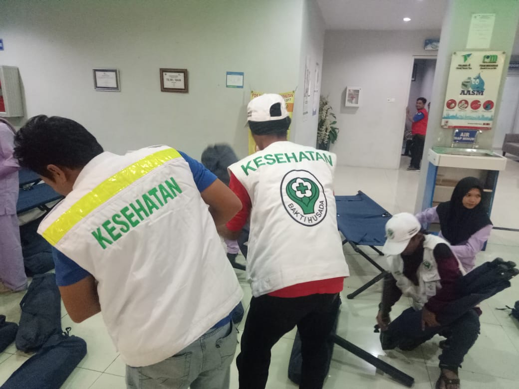 Arya_itu_Uchank's tweet photo. Persiapan Pos Kesehatan untuk pengungsi gempa dan tsunami #Palu #Donggala di Pelabuhan Soekarno Hatta cc @infoppkk @PPKK_Reg_Sulsel @jalanankota @Daeng_Info #PrayforSulteng https://t.co/ANdG4FTDPf