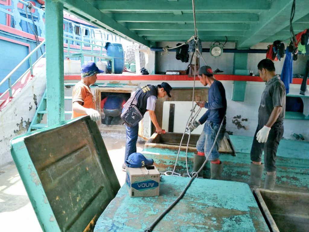 PPSNizam_Jkt's tweet photo. Mendukung sistem jaminan mutu hsl perikanan, petugas #PPSNZJ melakukan Inspeksi Pembongkaran Ikan pd 3 kapal perikanan (LL&amp; BA). @mzulficar https://t.co/P29X9WOvvt