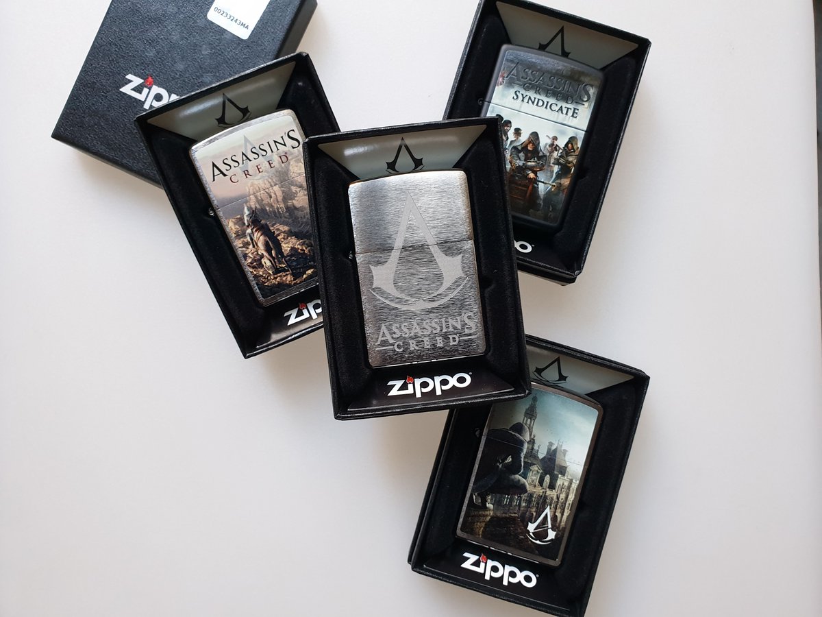 JournalDuGeek's tweet photo. RT &amp; Follow @JournalDuGeek pour tenter de gagner l'un des ces quatre @Zippo à l'effigie de #AssassinsCreed ! https://t.co/kwIFSdHPbq