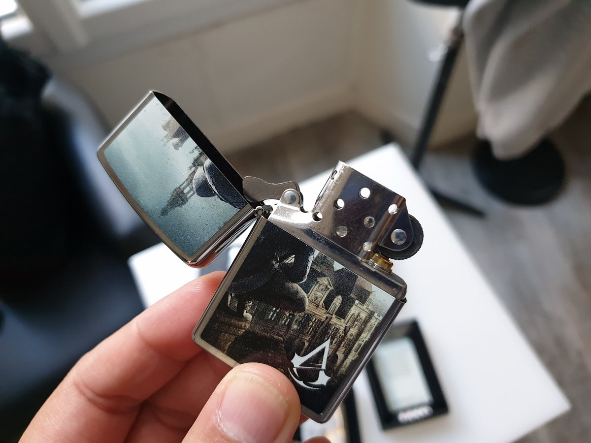 JournalDuGeek's tweet photo. RT &amp; Follow @JournalDuGeek pour tenter de gagner l'un des ces quatre @Zippo à l'effigie de #AssassinsCreed ! https://t.co/kwIFSdHPbq