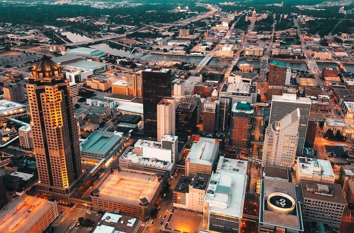 capture_iowa's tweet photo. DSM views 😍😍

📸: skeyezphotography https://t.co/Gei0lJj3Fb