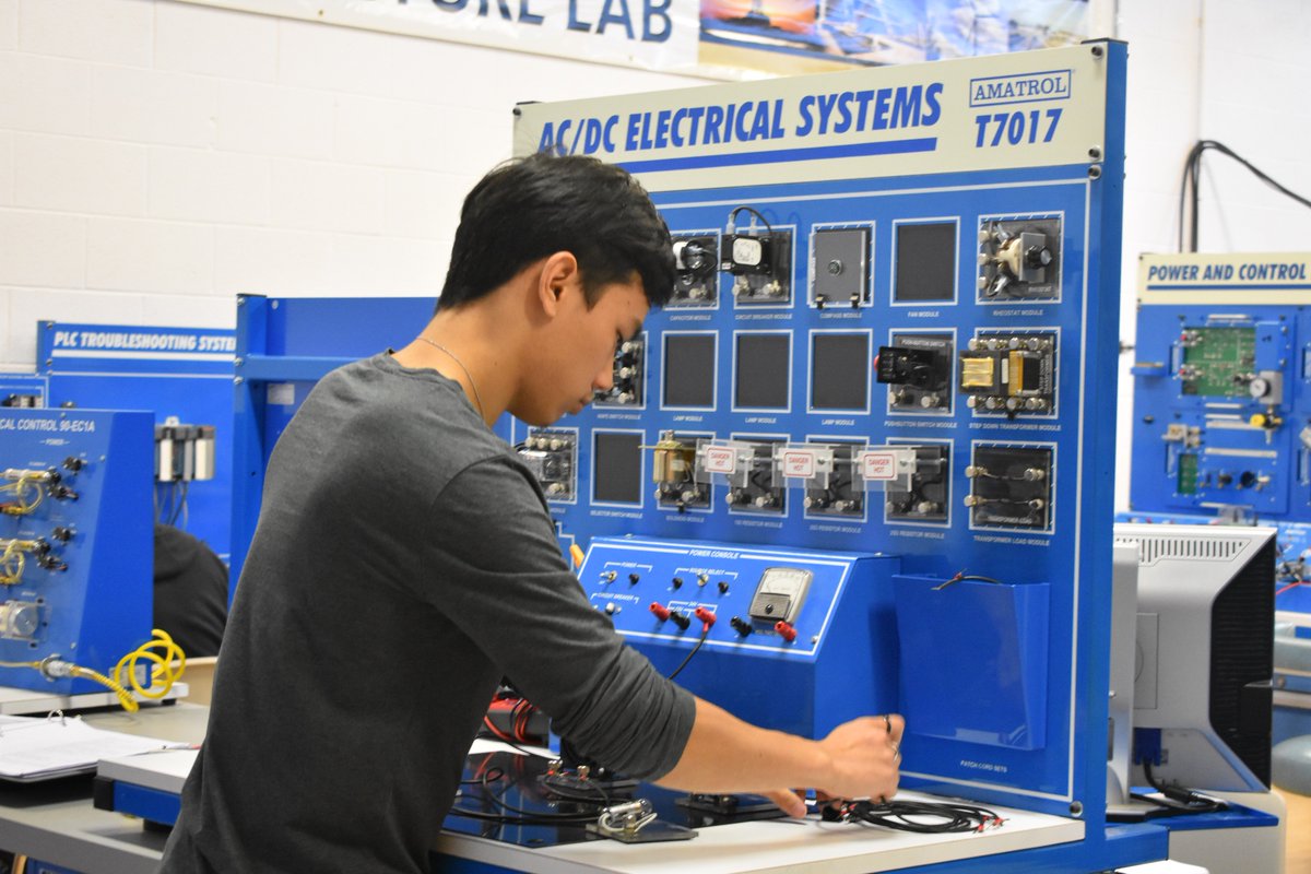 PALaborIndustry's tweet image. Yesterday, the Central PA Institute of Science + Tech showed us around their training programs that work w/ local businesses to provide experience + in-demand skills for the #PAworkforce. Students gain skills that vary from the #manufacturing industry to childcare. 

 #PAsmart