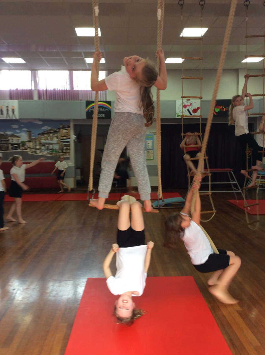 Y4MelthamMoor's tweet photo. Gymnastics fun. Practising working together and the importance of performance and presentation #MMactive https://t.co/UpbBz7JNOU