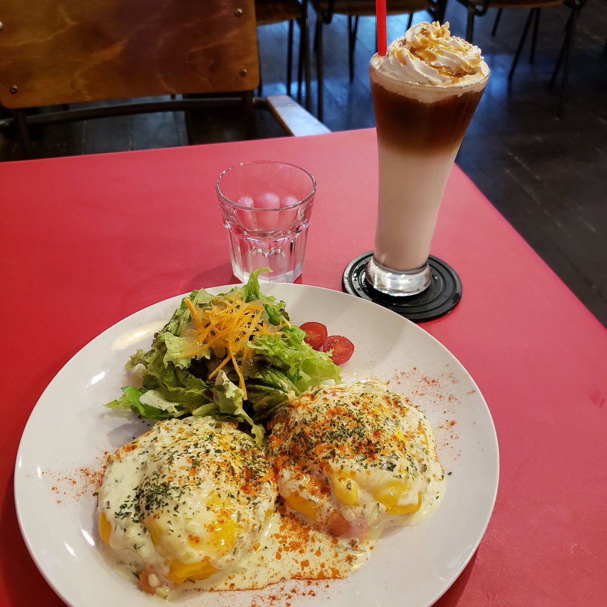 SeikoMuto0801's tweet photo. 本日ランチ…今キョー🔫ロケ地
#DLounge 😊気さくな店長さんが
色々🍢さんのお話をしてくれた🙏
撮影中によく座っていた場所や、
現場の雰囲気etc 🍢さんはお店で
#キャラメルマキアート(ICE)を
飲まれたそうで、私も頂きました😍
エッグベネディクトもセット注文
美味しかった😋ご馳走様でした🐵💕 https://t.co/iKOMdSYYvZ