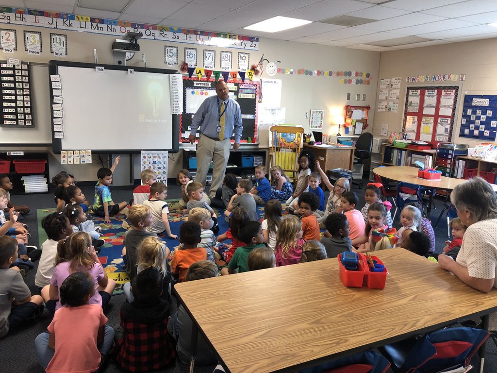 EllenWoodside's tweet photo. Our K5 students are learning about community helpers. Mr. McCain shared how he is a community helper at our school. #ewewearefamily #ewepartnerswithpurpose #eweeducatingwinners https://t.co/Dn6I4RsraK