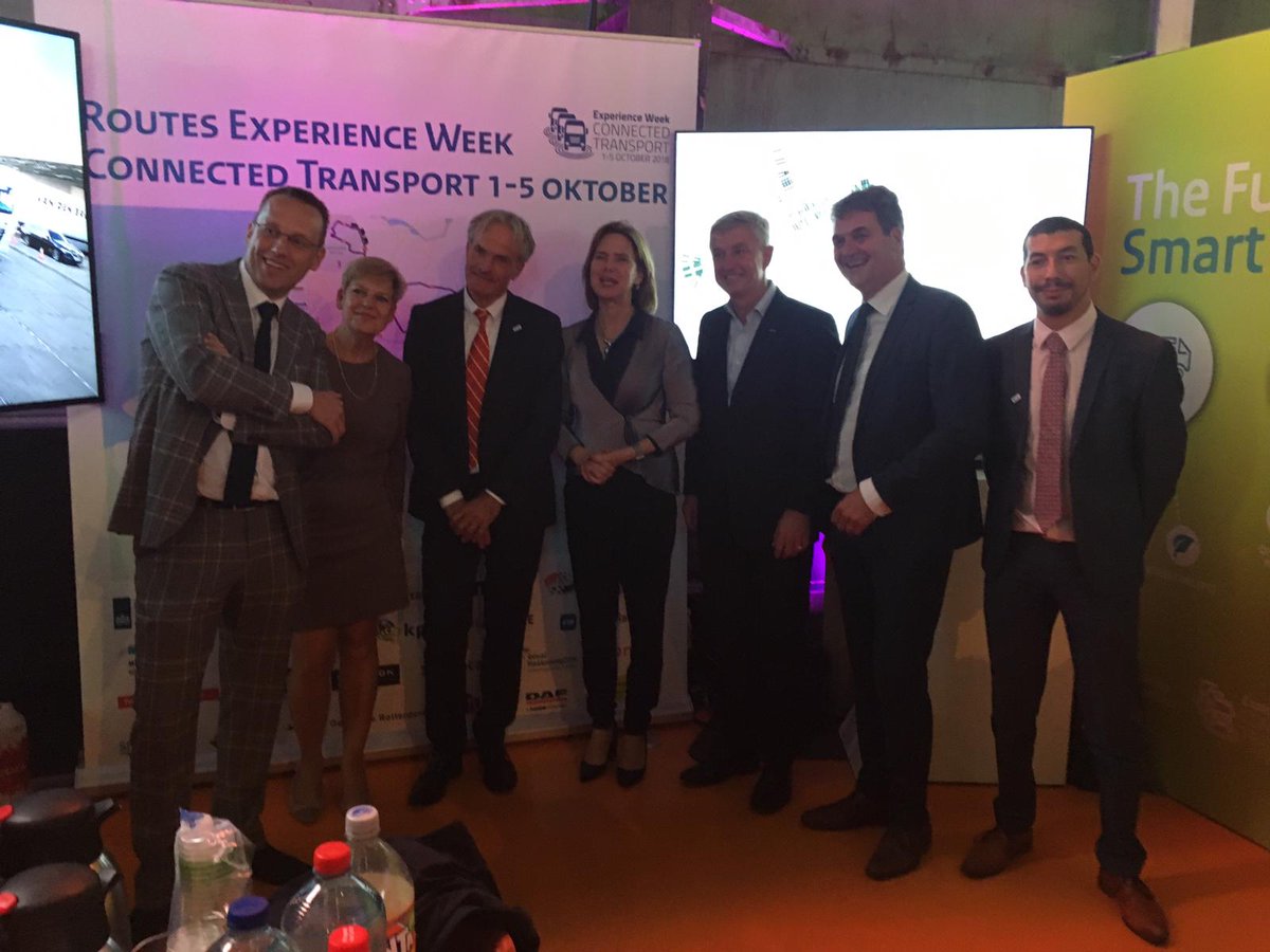 NL_CTC's tweet photo. Minister @CvNieuwenhuizen in gesprek met een aantal sleutelspelers van de #EWCT op de Innovatie Expo https://t.co/cU6iSiuJhR