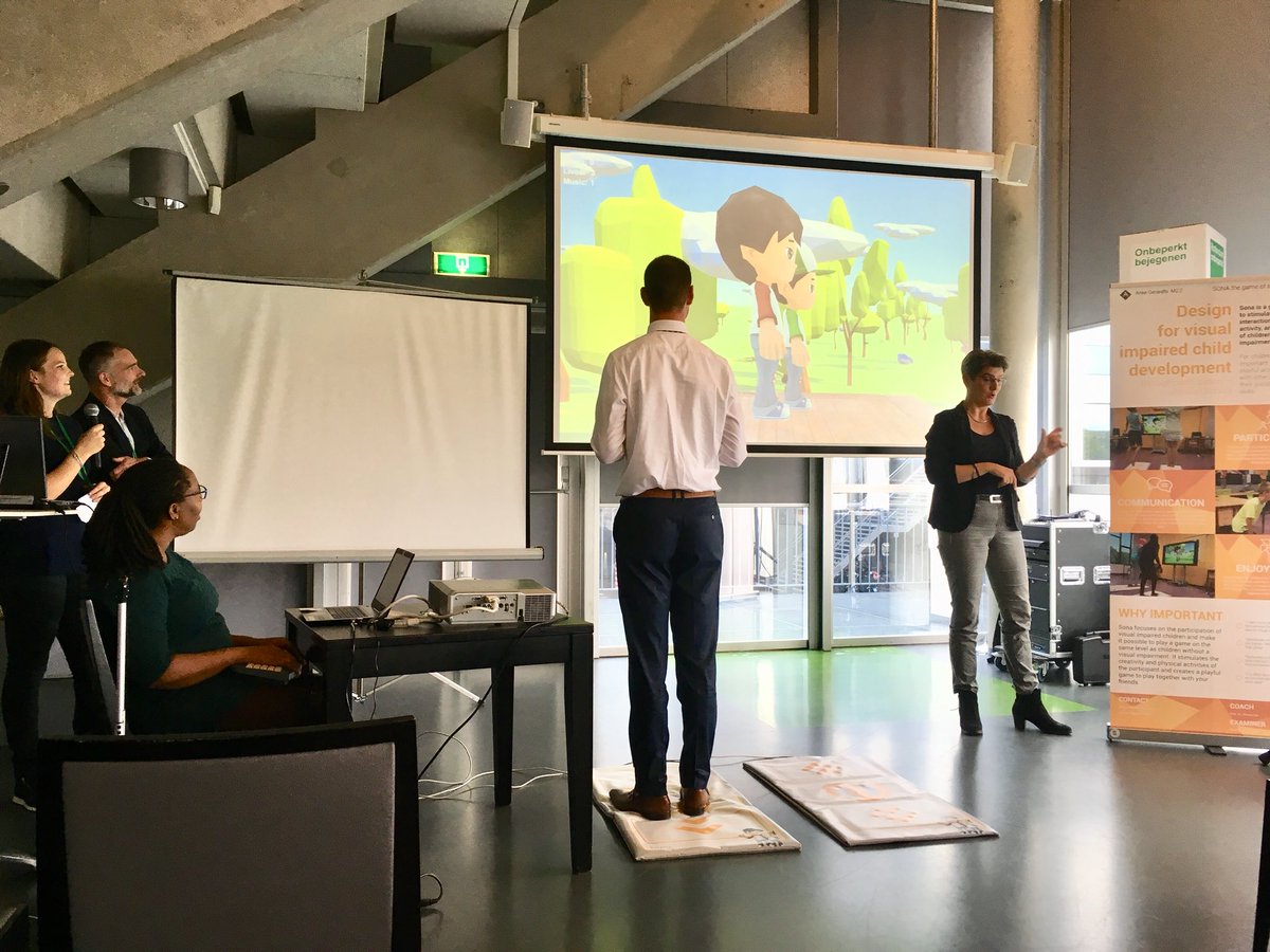 DFHumanity's tweet image. Wethouder @SvendeLangen test het spel SONA van industrieel ontwerper Anke Gerardts. Hiermee kunnen kinderen mét en zonder visuele beperking samen spelen. Hij moet nog wel even oefenen... #WvdT2018 #RotterdamOnbeperkt