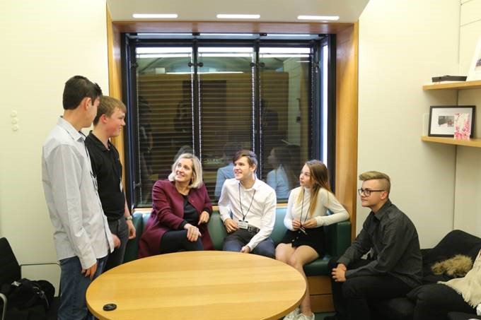 CXKcharity's tweet image. One of our summer @NCS teams recently got the opportunity to meet with @AmberRuddHR to discuss their journey on NCS. The teams social action efforts have now turned into a long term project and discussed plans to continue their work in the community. ➡️ bit.ly/2NnhiUi