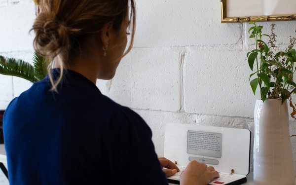 MediaPost's tweet photo. New Distraction-Free Laptop Aimed At Writers #Traveler from #Astrohaus https://t.co/GIHdzbADlx @pjbtweet https://t.co/UaDy0u3U99
