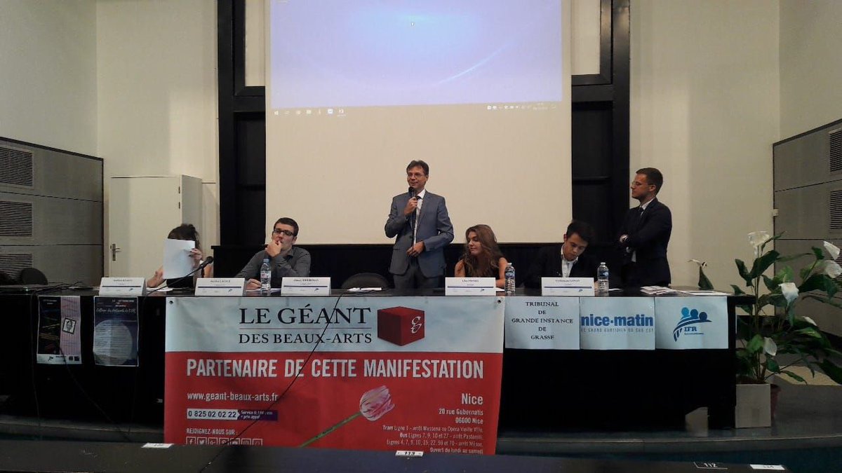 La nuit du droit est officiellement lancée!  Le colloque des doctorants de l'IFR se déroule en amphithéâtre 200 <a href="/NuitDuDroit/">La Nuit Du Droit</a>