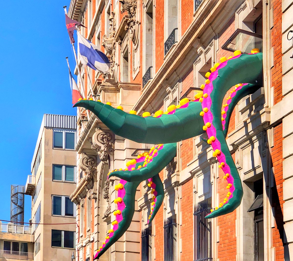 Gros 🖤 pour l’installation pieuvresque des <a href="/DocksVillage/">Les Docks Village</a> BRAVO !
#marseille #art #octopus #mow2018