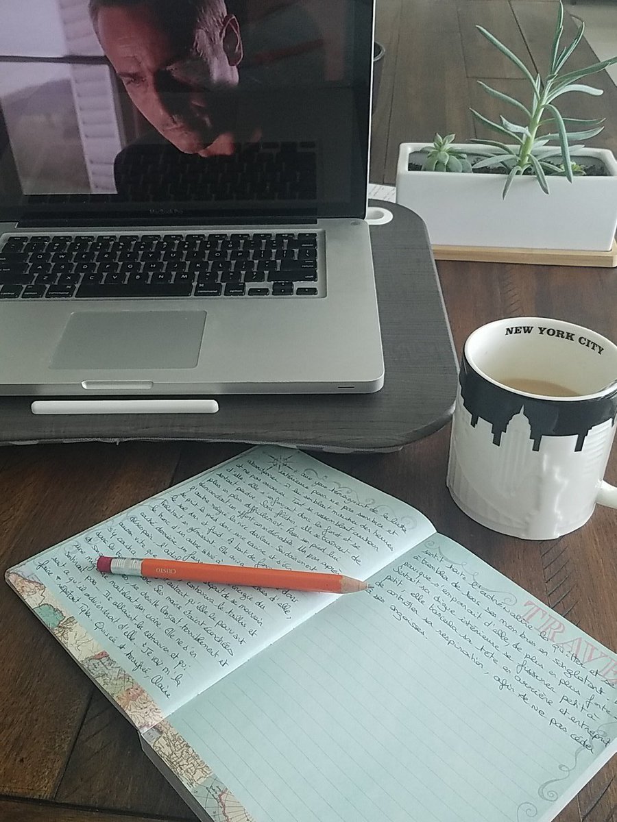 CeCe_kzk's tweet photo. Station de travail pour ma session d'ecriture! Le probleme quand on vit ailleurs que dans son pays et qu'on parle une autre langue, c'est quon perdomo son vocabulaire!
Ouais je fais un binge #AliceNevers
#BilingualProblem #ecriture #carnet #JamesEtClaire #roman #franglais https://t.co/f0A9a0EwYh