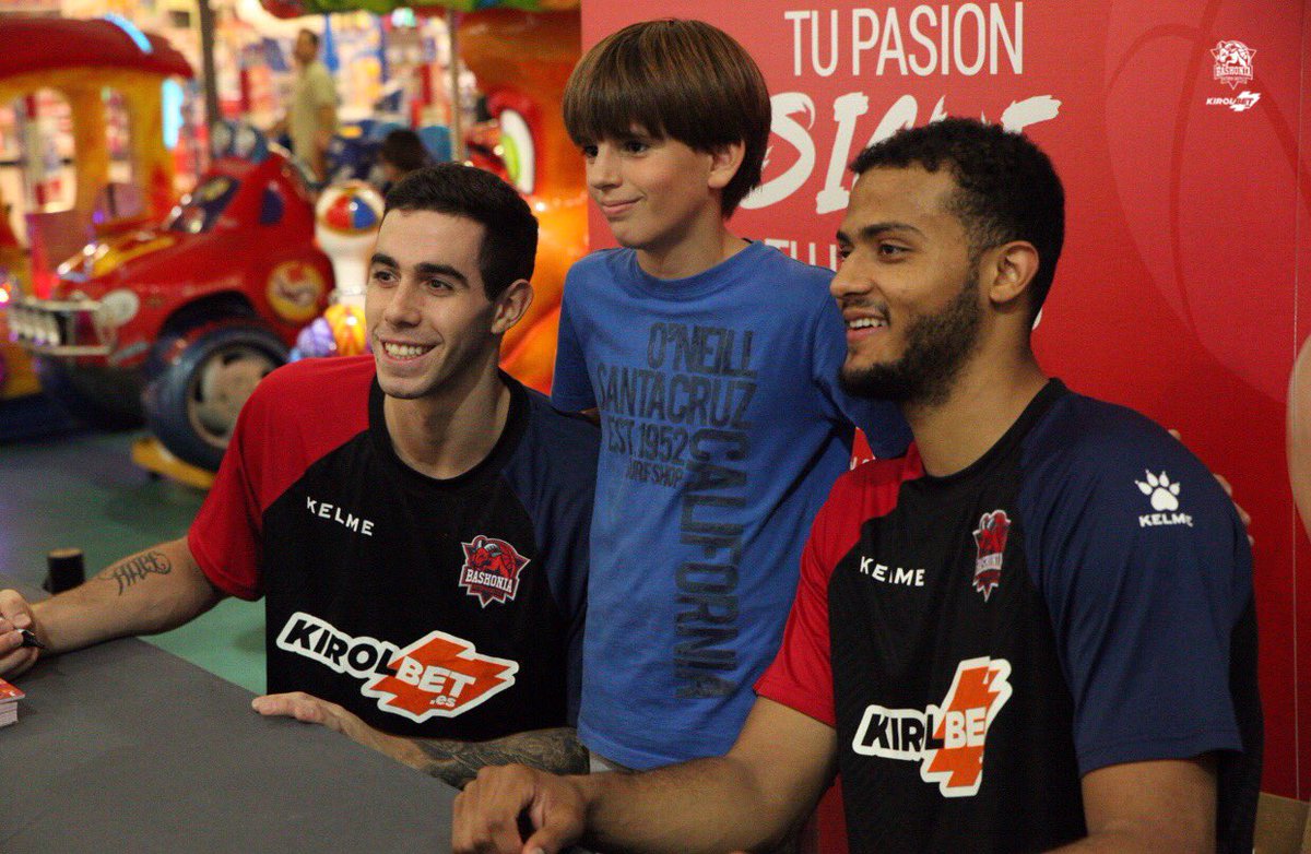 ✍️ @shields3uno y @LucaVildoza han estado esta tarde en @_elboulevard conociendo a txikis baskonistas 😍 #GoazenBaskonia