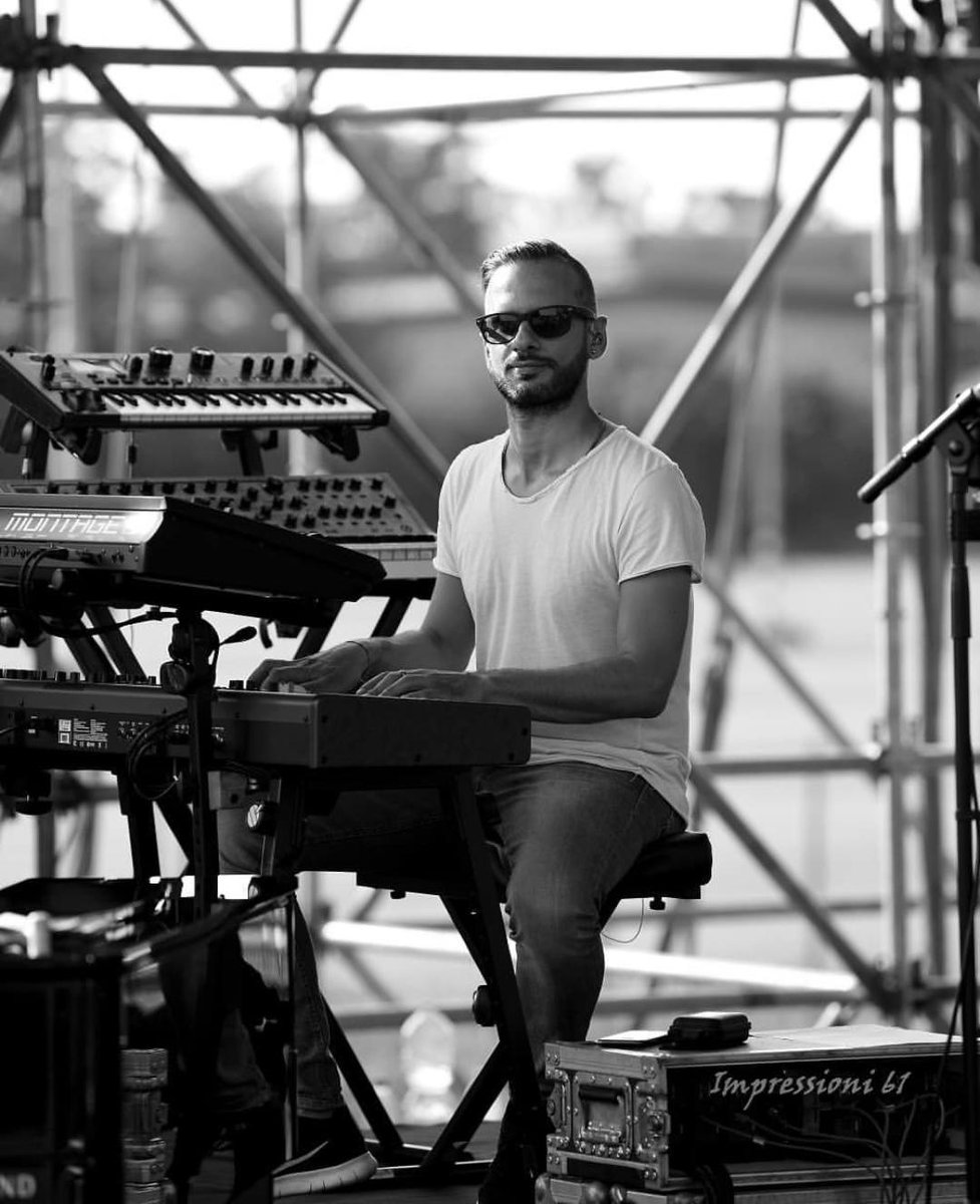 teamRobertoPace's tweet photo. Siamo giunti al capolinea di questo #NonAbbiamoArmiTour SPETTACOLARE 💛
Stasera ultima data #SoldOut a #Lugano 
Ph. Impressioni61 https://t.co/ETy0F2lkx7