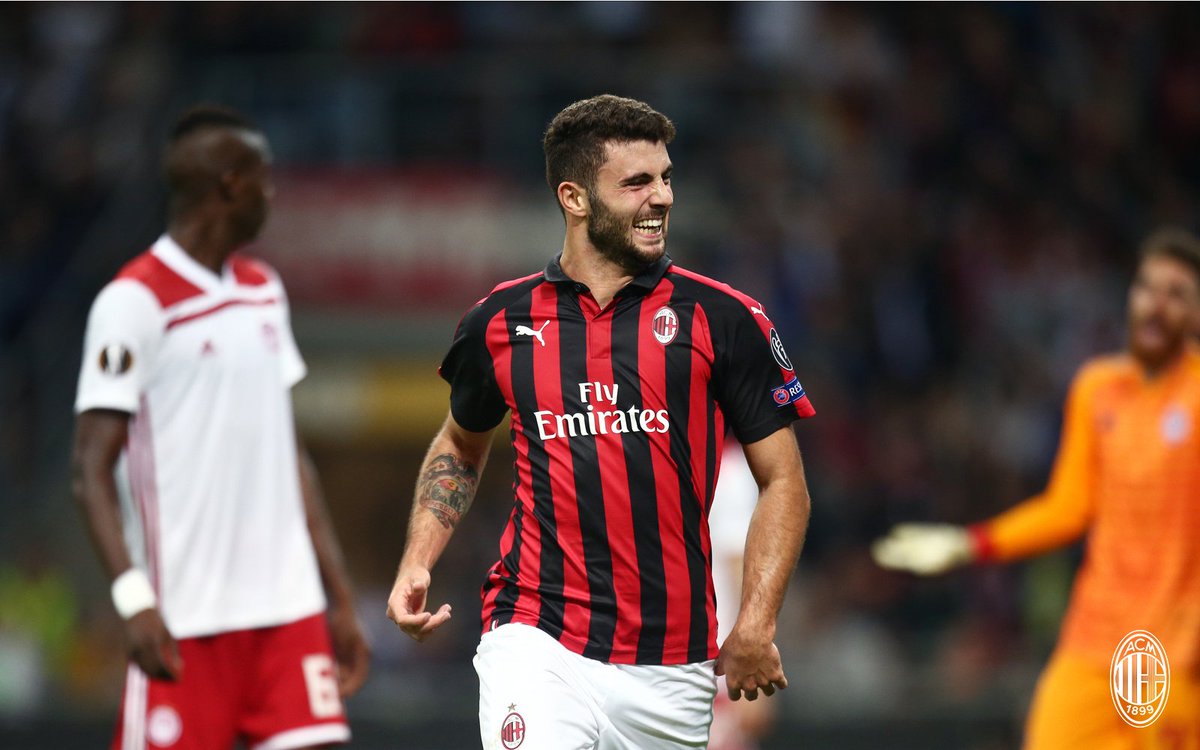 Cutrone celebra uno de sus goles al Olympiacos.