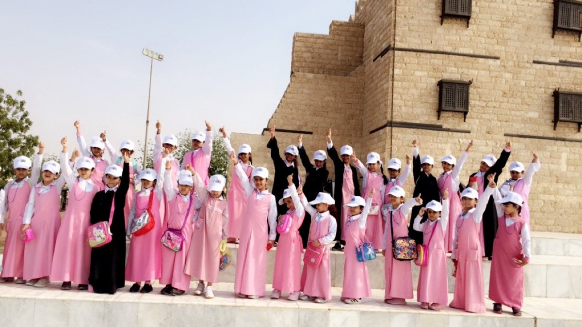 ضمن حملة #أمانة_جدة بادرت بلدية ذهبان لمعالجة #التلوث_البصري وتعزيز المشاركات التطوعية لخدمة المجتمع 
قامت بلدية ذهبان الفرعية بـ #جدة وإبتدائية ذهبان الأولى للبنات بمشاركة ٣٠ طالبة بحملة نظافة لحديقة جوهرة العروس