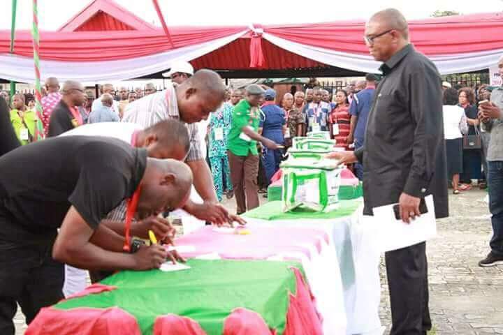 Peter Obi Proves That All Nigerians Need From Their Leaders Is Trust.The venue was Aba Town Hall and the occasion was the Abia South Senatorial primary election. While the party is PDP.Thread @MrStanleyNwabia  @SKSolaKuti  @segalink  @julietkego