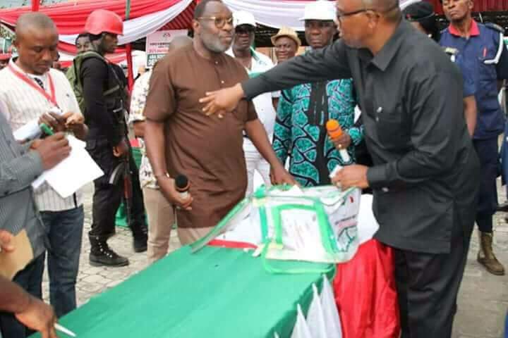 Peter Obi Proves That All Nigerians Need From Their Leaders Is Trust.The venue was Aba Town Hall and the occasion was the Abia South Senatorial primary election. While the party is PDP.Thread @MrStanleyNwabia  @SKSolaKuti  @segalink  @julietkego