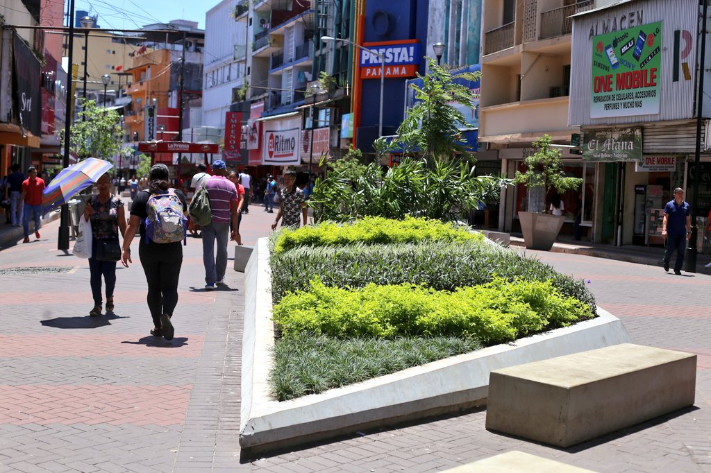 Panamaalcaldia's tweet photo. La histórica Peatonal en la Avenida Central tiene una nueva cara. Con la #RevitalizaciónUrbana este icónico lugar cobra vida después de muchos años en abandono. Te invitamos a que recorras este renovado espacio público. #UnaMejorCiudadEsPosible https://t.co/a1dryvw9V4