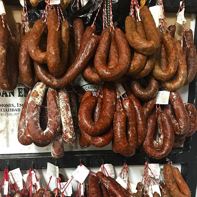 larecomendadora's tweet photo. ¡Qué tendrán los ibéricos que nos vuelven locos! — Si quieres saber dónde compro yo los míos (mirad qué cosa más rica) echad un ojo ya mismo al penúltimo artículo del blog. ¡Os desveló mi secreto! — #larecomendadora #ibericos #embutidosibericos #extremad… https://t.co/UDYE9LHtGz https://t.co/rd7ncwlJMr