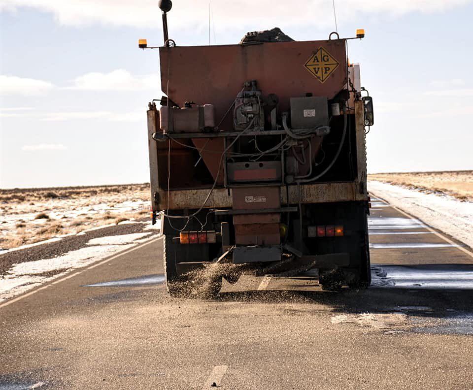 aliciakirchner's tweet photo. #DíaDelTrabajadorVial Mi saludo y reconocimiento a los trabajadores viales que día a día con esfuerzo y dedicación recorren y mantienen todas las rutas de Santa Cruz, uniendo nuestra provincia. #SantaCruzNosUne https://t.co/ien3srp7nO