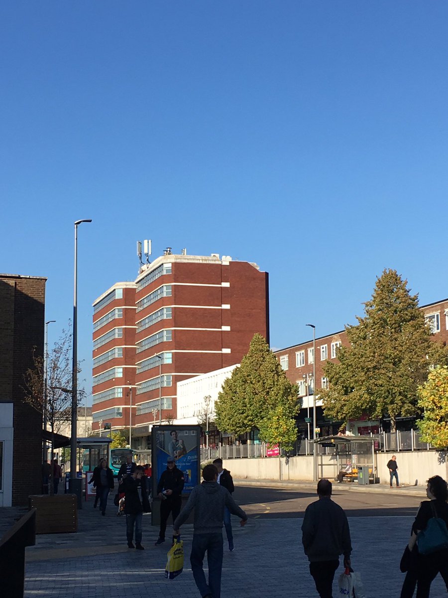 jade_thomson11's tweet photo. @EE @MarcAllera is there an #EEGoldenSim under this crisp blue sky? Spotted along the Marlowes in Hemel Hempstead. https://t.co/nQR9Co8pJ7