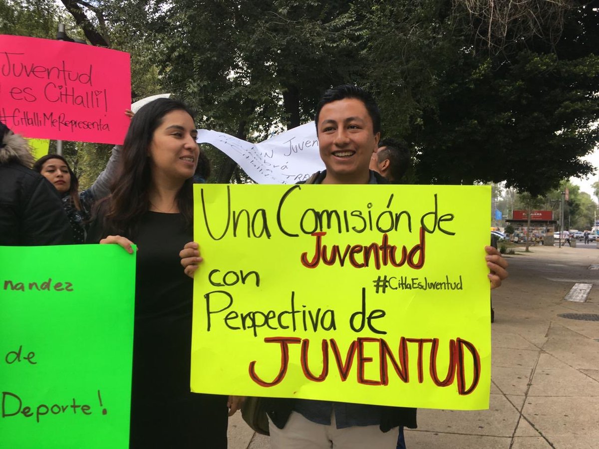 UniConAMLO's tweet photo. Jóvenes se manifiestan en el @senadomexicano. La exigencia: representatividad en la Comisión de Juventud. 
#CitlalliEsJuventud https://t.co/6CfY0xe5S6