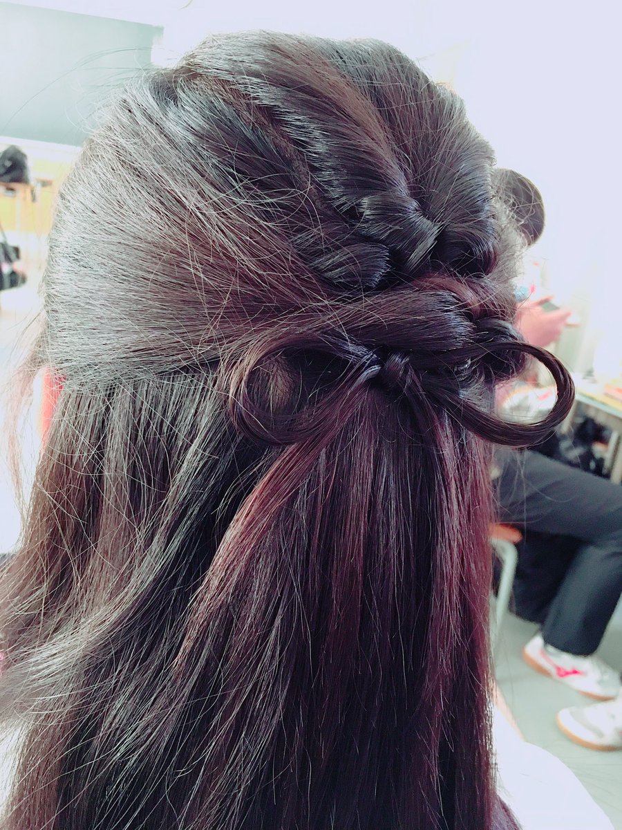 ヘアアレンジ部 女子の後ろ姿可愛くし隊 くるりんぱズラしてからのリボンでちびゴム隠してみた ヘアアレンジ 学校 ヘアアレンジ