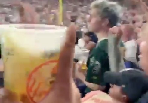 Deadspin's tweet photo. This is supremely fucked up, don't do this: https://t.co/9Ux4Lr13W8 https://t.co/K1jxk7ip59