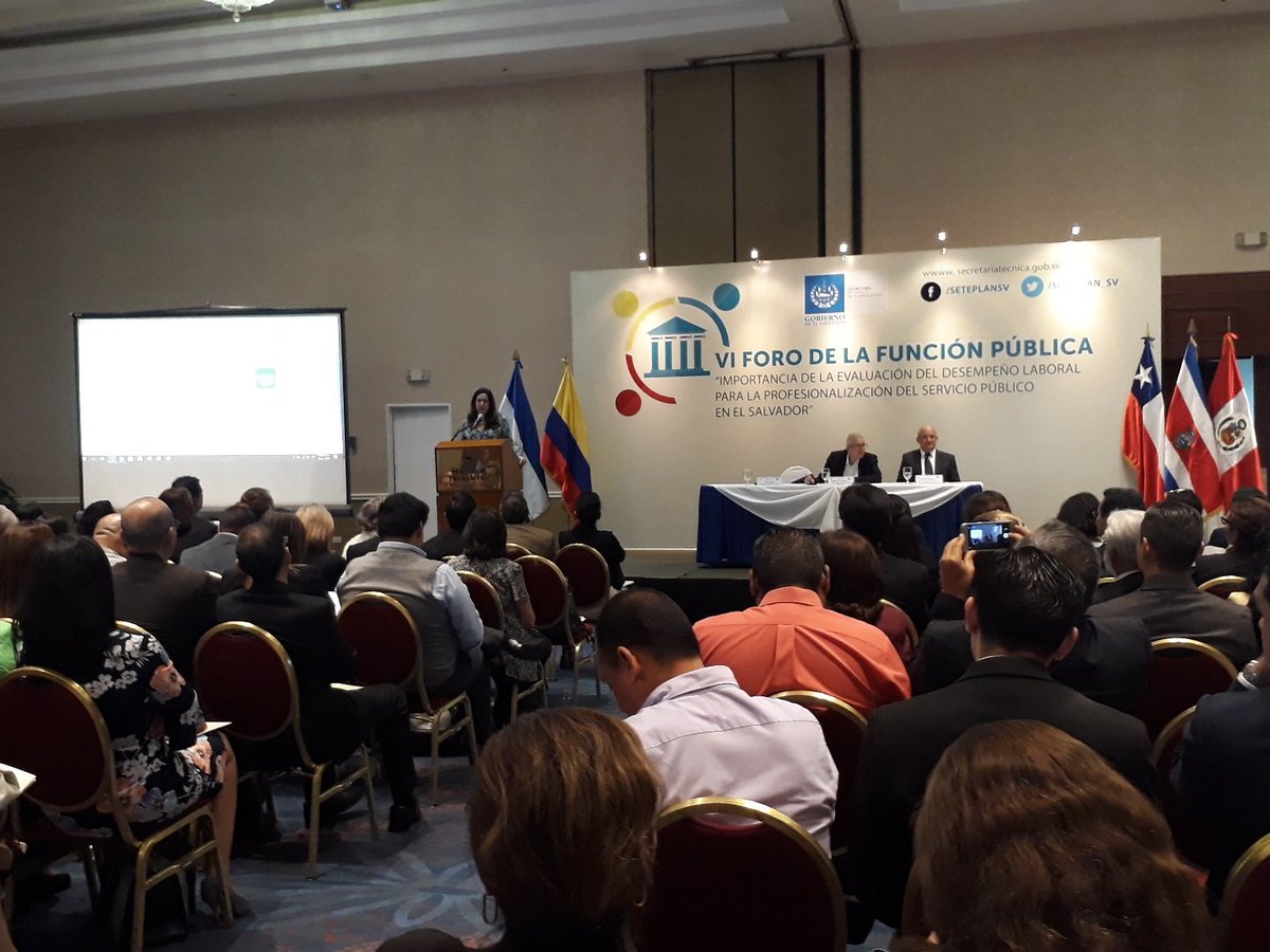 Lina Pohl: " Lo más importante la función pública es aprender  a escuchar y resolver problemas para lo cual es necesario reforzar el recurso humano, el centro de la gestión pública".