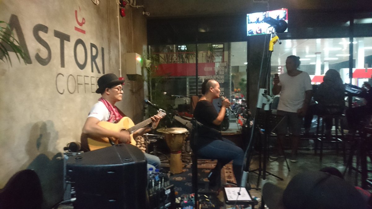 IDberry's tweet image. Di sini ramai! @bnthb is in the house
youtu.be/DKq7vNINPqw