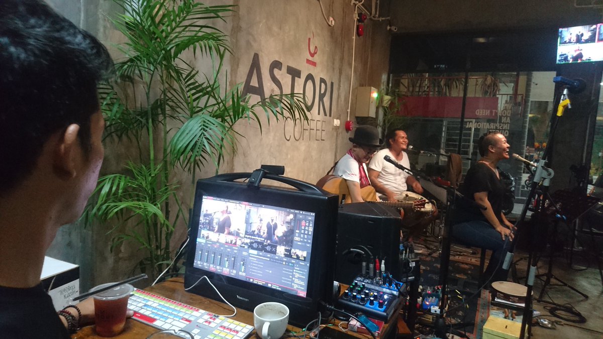 IDberry's tweet image. Di sini ramai! @bnthb is in the house
youtu.be/DKq7vNINPqw