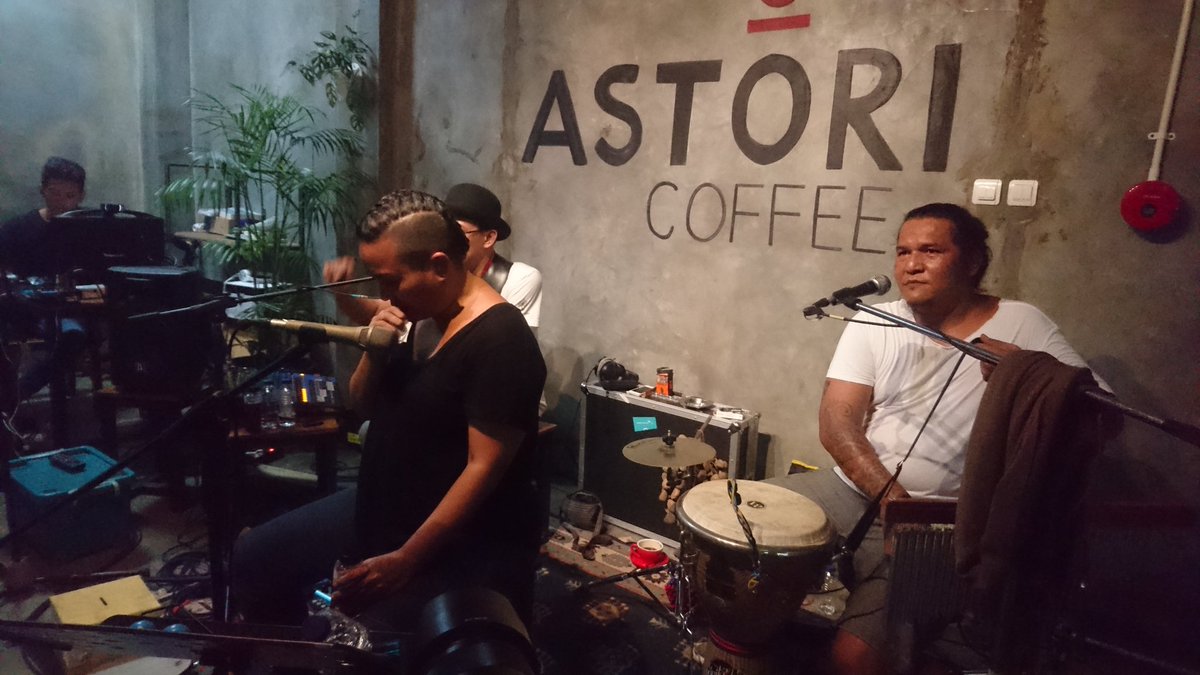 IDberry's tweet image. Di sini ramai! @bnthb is in the house
youtu.be/DKq7vNINPqw