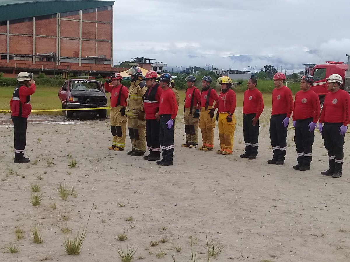 BomberosTena's tweet photo. Dando inicio a la semana bomberil en el #InstitutoNacionaTena con una demostracion de trabajo en casos de extricacion vehicular en un accidente de transito https://t.co/1RXGySeCEh