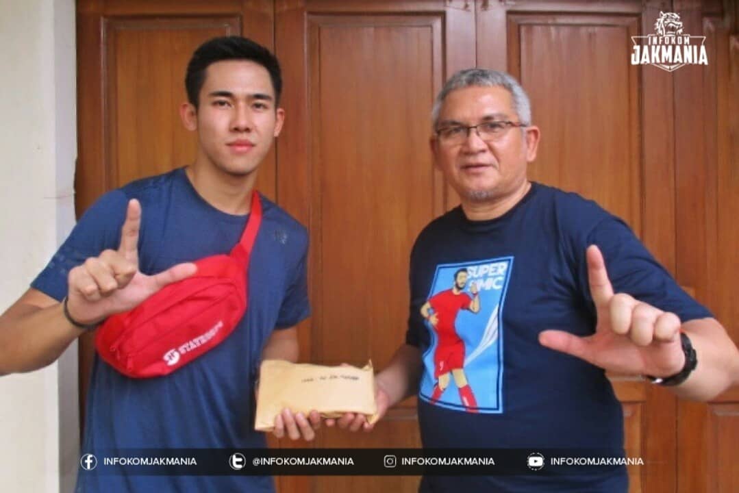 InfokomJakmania's tweet photo. Penyerahan hasil Lelang Jersey oleh Ryuji Utomo kepada Bung Ferry selaku Ketum Jakmania untuk kemudian diserahkan kepada keluarga Alm. Haringga Sirila.
Terimakasih Ryuji 🙏👆 https://t.co/poRzgHJdP1