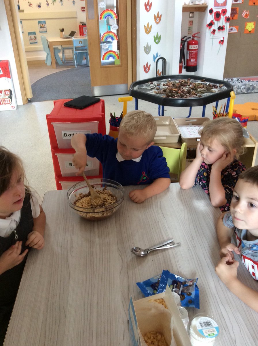EYJesmondG's tweet photo. Making crispy cakes at cooking club! #chocolate #crispycakes #yum https://t.co/tw25rFiSje