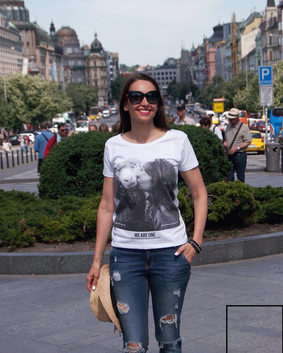 Three years ago the founder of We Are One, Niki Cutts, vegan for more than 20 years,she wanted to contribute of animal rights.This's how the Better On Me clothing line came about.If we come from the same origin as Darwin said, why treat them differently?#WeAreOne #WorldAnimalDay