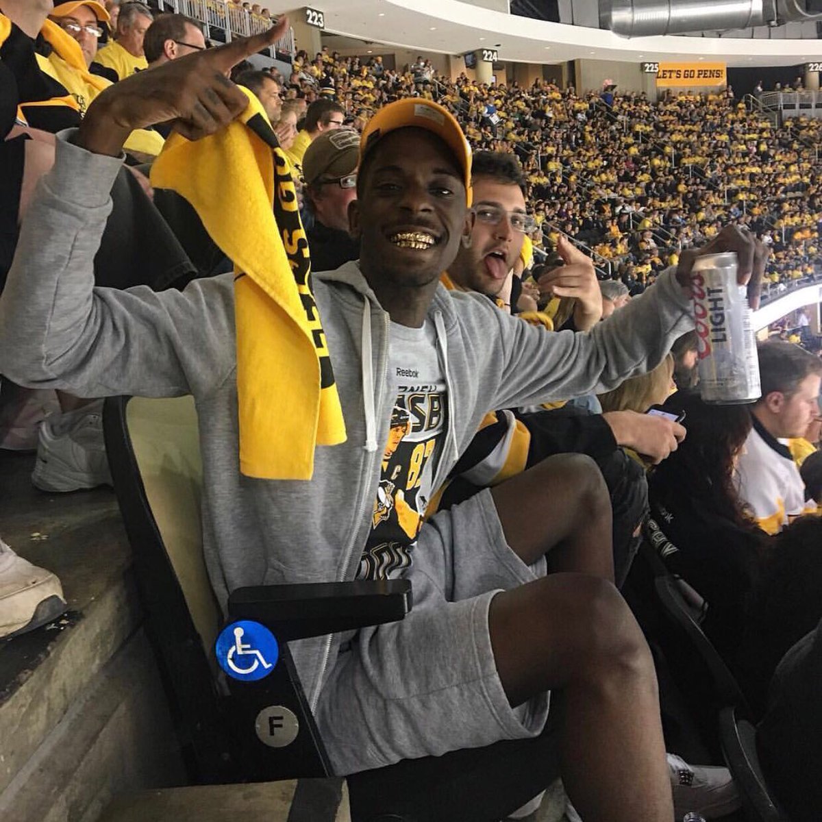 BrooklineUncen1's tweet photo. ITS FUCKING GAME DAY PUSSIES. #FUCKTHECAPS #RIPWOPO #BIGDOINKS #PHILDATHRILL https://t.co/e2nupJ4lxU