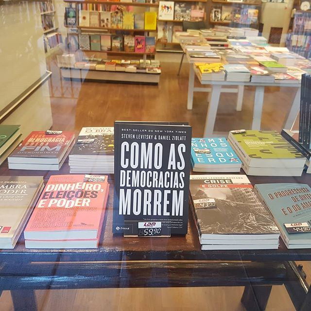 livrarialdm's tweet photo. Em "Como as democracias morrem", os professores da Harvard, Steven Levitsky e Daniel Ziblatt, oferecem uma análise alarmante do processo de subversão da democracia que ocorre hoje nos Estados Unidos, a partir da eleição de Trump
#comoasdemocraciasmorrem #livrariaLDM #editorazahar https://t.co/LHnXizTfFF
