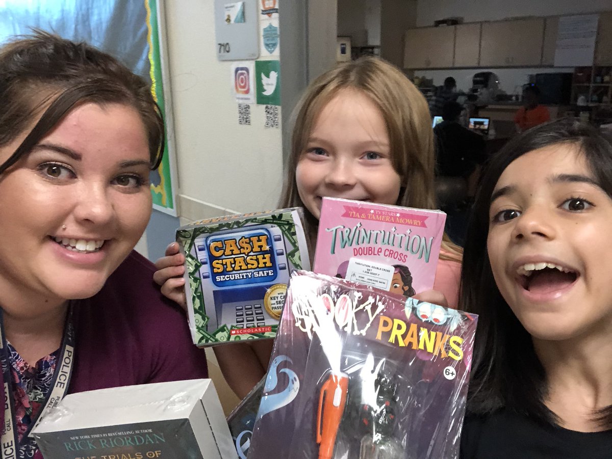 HarveysMasters's tweet photo. Our books came in!!! #scholastic #bookclubs #ThompsonIsExcellece #thompsonselfie #readersareleaders https://t.co/SW0Ai53HBp