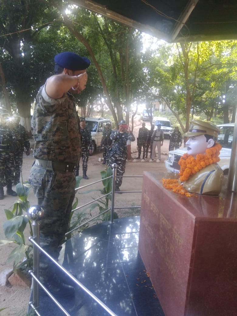 Lathkar_IPS's tweet photo. #CRPF pays tribute to #Martyr IPS Officer Sh. Ajay Kumar Singh (Bihar : 1995 Batch), the then SP #Lohardaga who attained Martyrdom while fighting #naxals in Peshrar Forest of #Jharkhand on Oct 4th, 2000.

Our Salute to the Braveheart Hero. https://t.co/OsOBwNhBqf