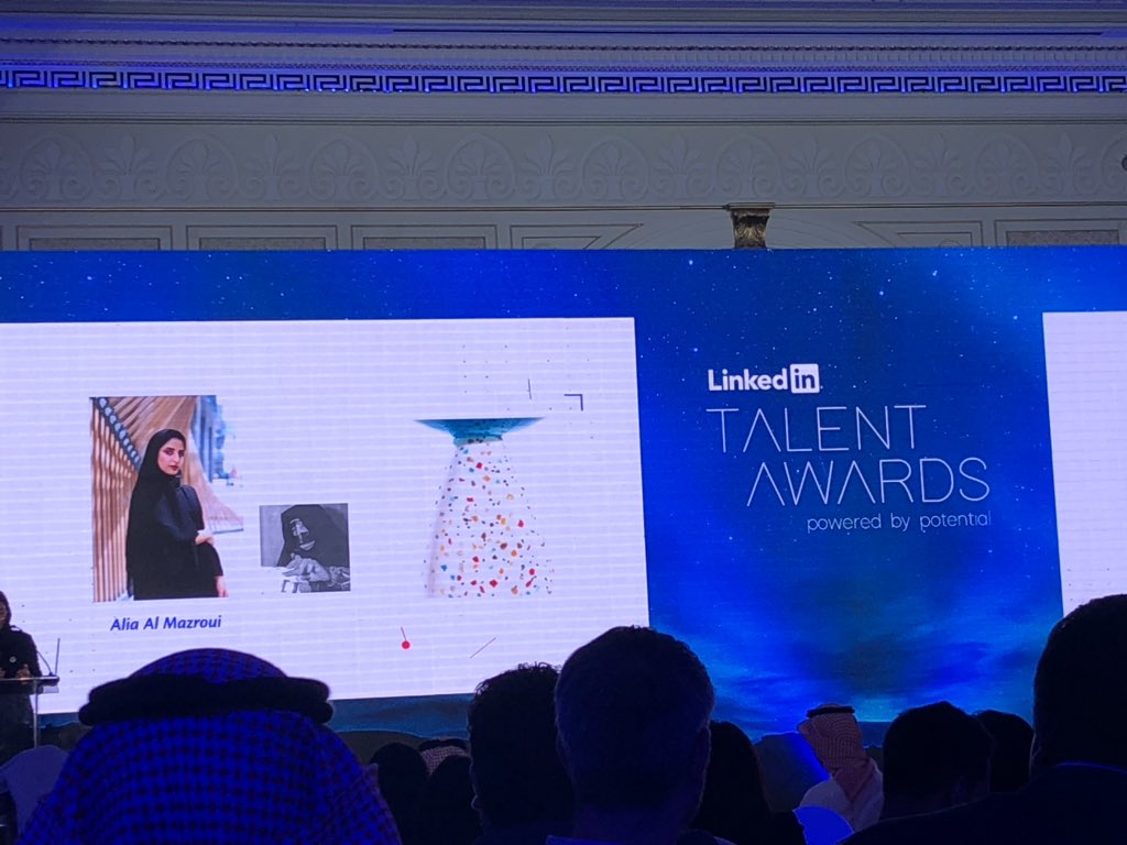 MariaOcean's tweet image. في حفل لينكد: #TalentAwards تحدثت قبل قليل وزيرة الثقافة وتنمية المعرفة بالإمارات عن توجه الدولة نحو تطوير النطاق الإبداعي والثقافي. أعجبني حقيقة الأمثلة التي عرضت لفنانين إماراتيين تم إسناد مشاريع ثقافية لهم. المجال الإبداعي واسع جدا والثقة في الجيل الصاعد بركة.