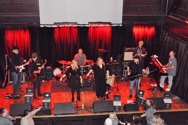 UnitedWaySTL's tweet photo. What a night! 🎸@safetynational @daughertytweets @EdwardJones @Fleishman @Mastercard rocked the @oldrockhousestl at the annual Battle of the Bands and raised a record $40k for United Way (nearly $10k more than last year)! AMAZING https://t.co/U3P70QZ3Pq