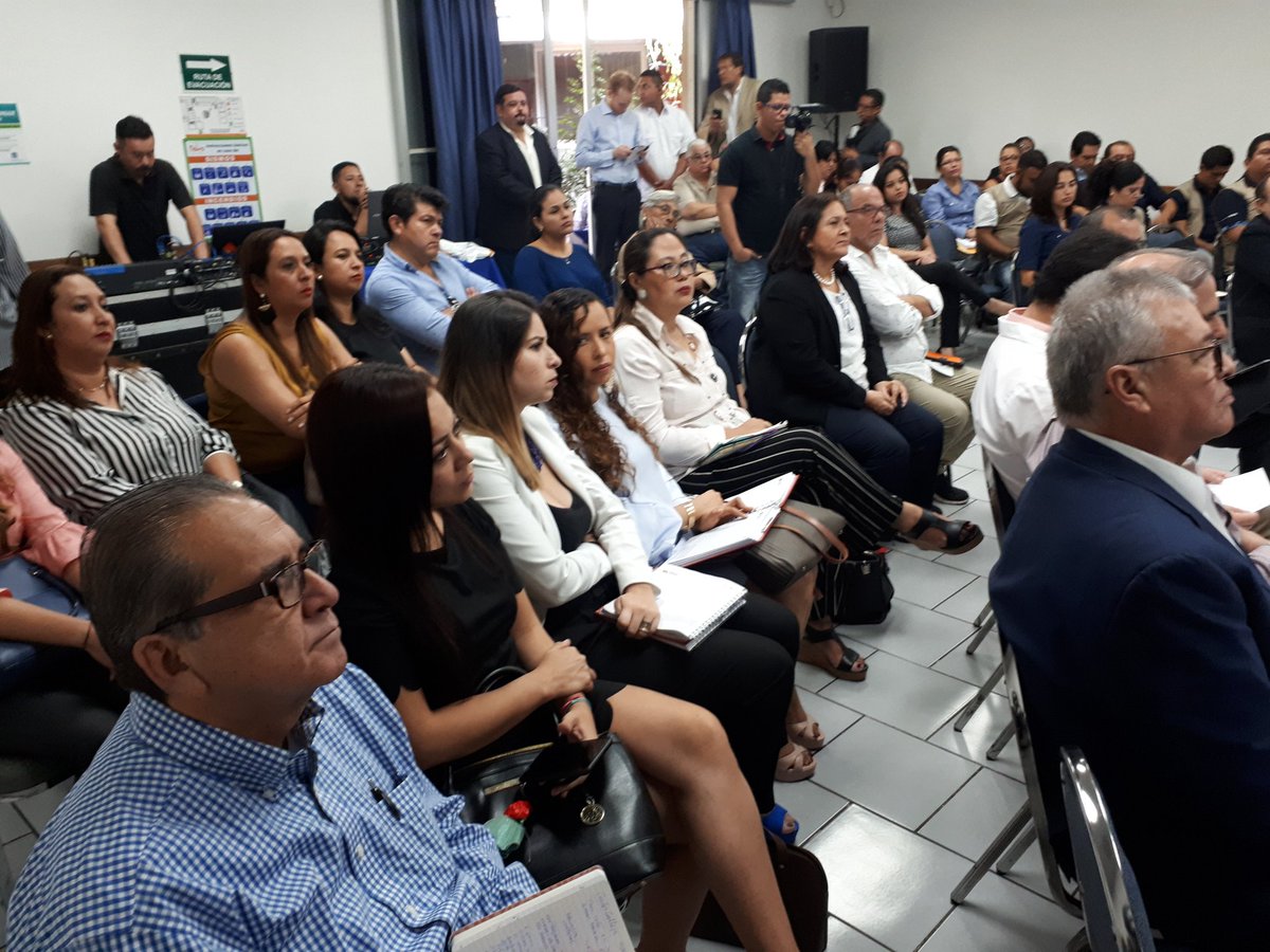 amco2015's tweet photo. sociedad civil en una excelente mañana de #Turismo apoyando una excelente #VisiondePais con el próximo Presidente @jccalleja https://t.co/7GgFwdHM70