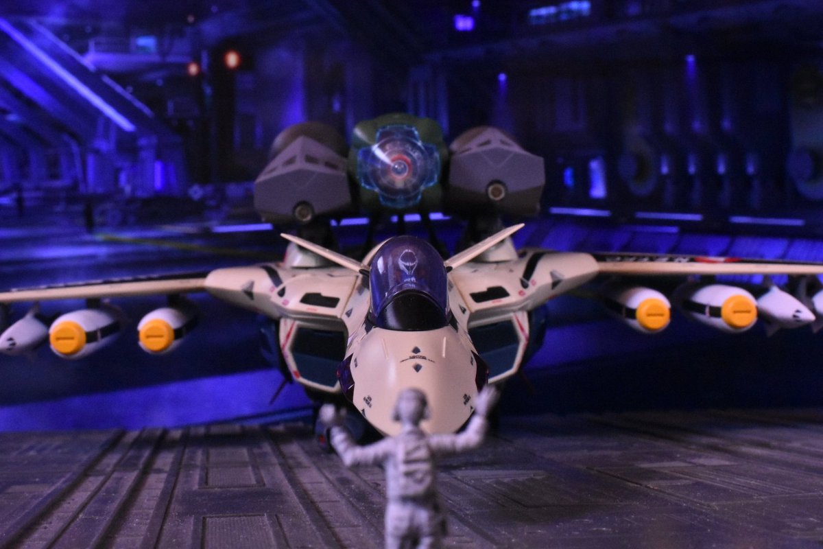 kabediorama's tweet photo. 『こちら CV-778航空管制 Gunsight One。エクスカリバー01の慣熟飛行を許可する。格納庫からフライトデッキに移動し、直ちに発艦せよ』
「こちらエクスカリバー01了解。」
_(　 _'ω')_
#壁ジオラマ #マクロスモデラーズ https://t.co/sbmp4BZ2S9