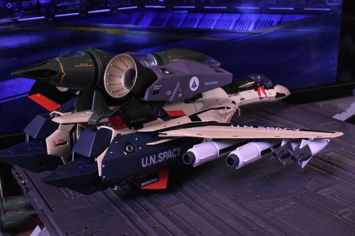 kabediorama's tweet photo. 『こちら CV-778航空管制 Gunsight One。エクスカリバー01の慣熟飛行を許可する。格納庫からフライトデッキに移動し、直ちに発艦せよ』
「こちらエクスカリバー01了解。」
_(　 _'ω')_
#壁ジオラマ #マクロスモデラーズ https://t.co/sbmp4BZ2S9