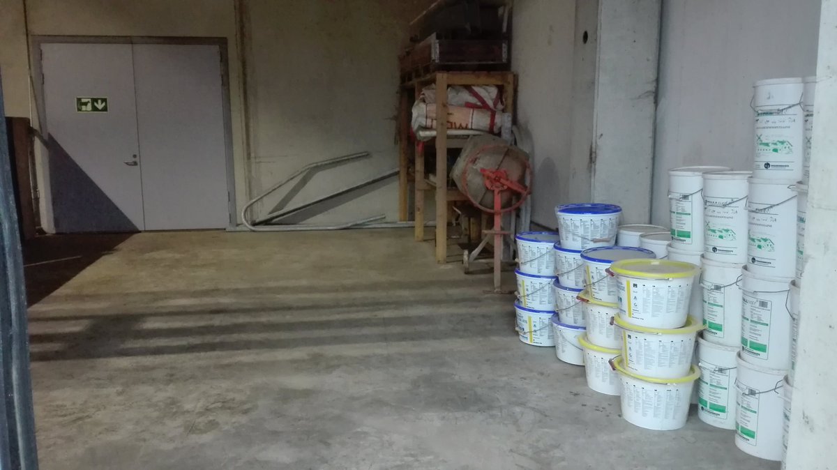 Santevante's tweet image. Tiedän, että pari lomittajaa kutsuu mua pilkunnussijaksi, mutta kyl vaan nautin kovasti kun meillä on siistiä. Varastotilatkin näyttää tältä! 😅✌ #pienetilot #karjakkomummo