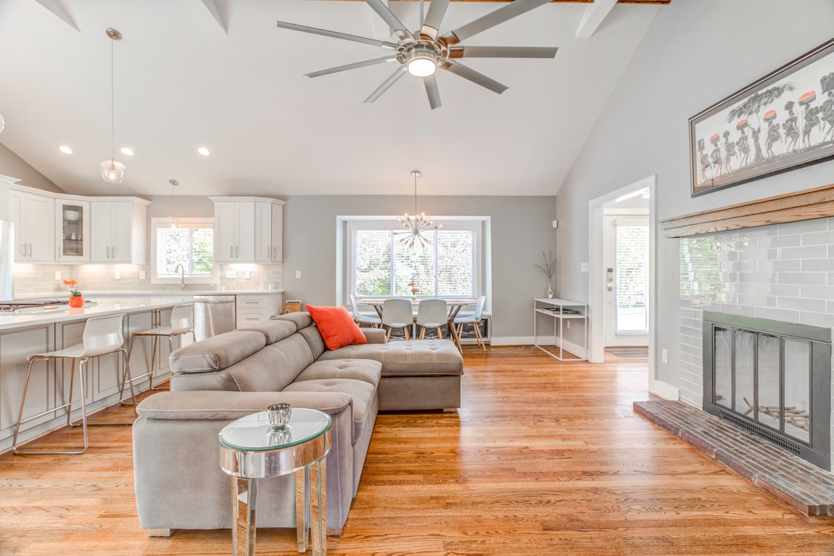 MotionPads's tweet image. Looking for that unique home with all the modern upgrades in Cameron Village? You're welcome. @Simeon_Global @MidtownProperty #cameronvillage #raleigh #homesforsale #homesinmotion #realestatephotography