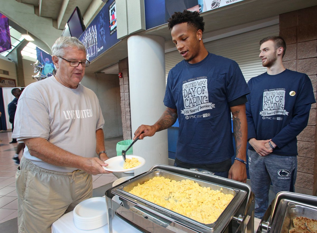 PennStateMBB's tweet photo. Our Nittany Lions helping those who committed to serve in our community for Day of Caring 2018. #livetheshirt 🔵🏀⚪ #ClimbWithUs https://t.co/hZstvauDYr