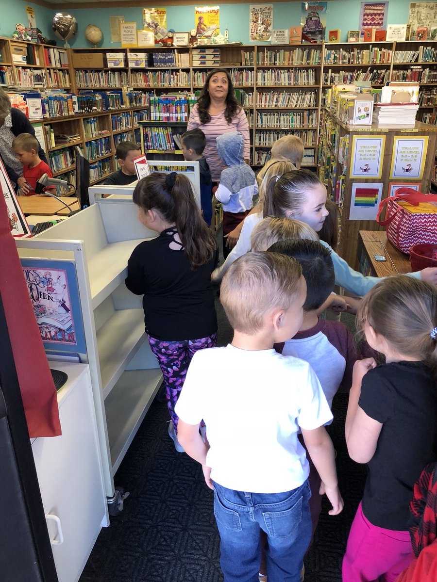 RHolmanSJUSD's tweet image. @QVMS2017 students helping Baldy Mesa ES, youngest students going to the library first thing in the morning. Going to be a great day for all Roadrunners! #MinimumDay #MaximumLearning #yOURstory @SnowlineJUSD
